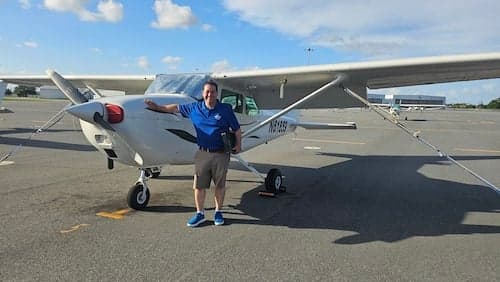 Milton Palacio de pie junto a una avioneta Cessna